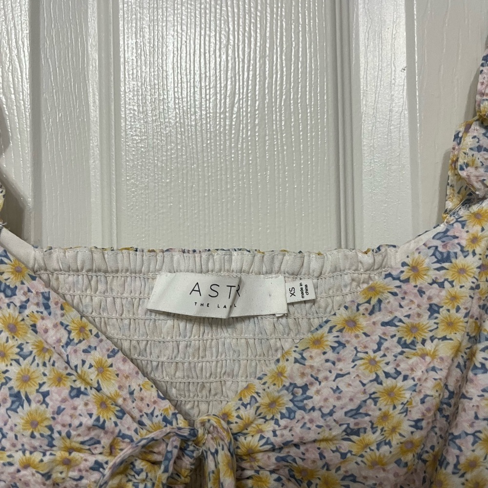 ASTR THE LABEL Clairemont Top in Yellow Green Floral puff sleeve crop XS revolve - Picture 4 of 5